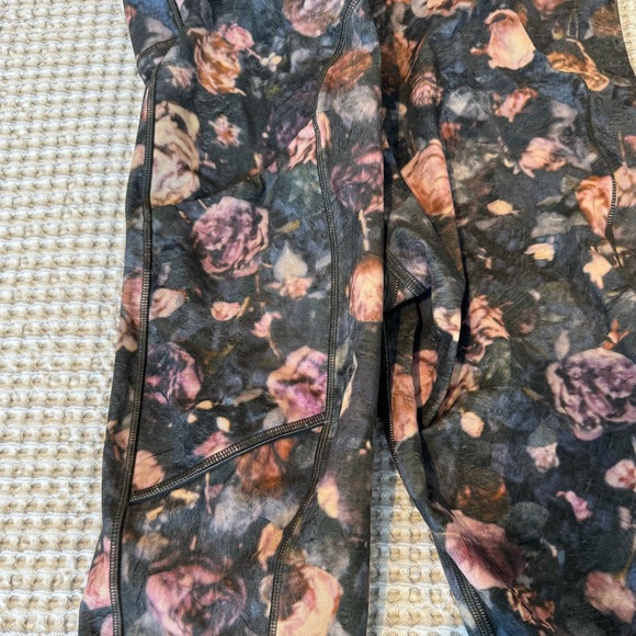 Lululemon floral cropped leggings - Picture 4 of 4